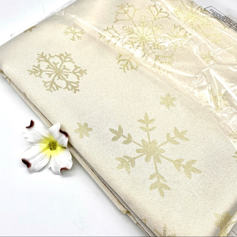 EUC LAVIN Gold Shimmer Snowflake Christmas Winter Tablecloth 104x60 - Picture 8 of 16